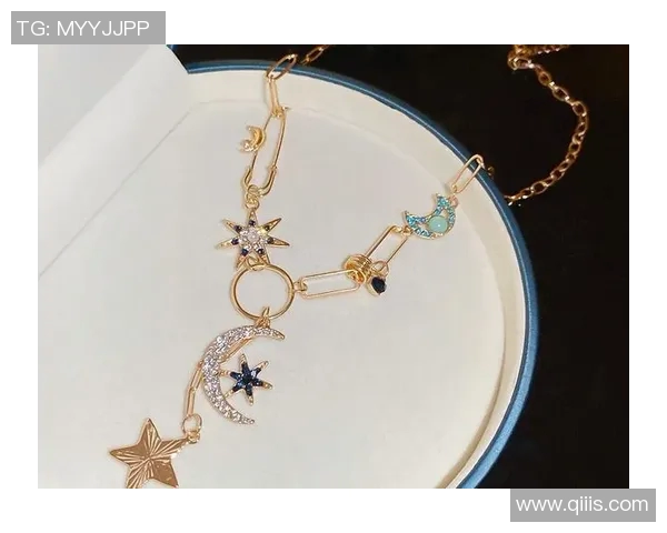 足球星月项链闪耀登场，独特设计融合运动与星辰之美，彰显个性与风采