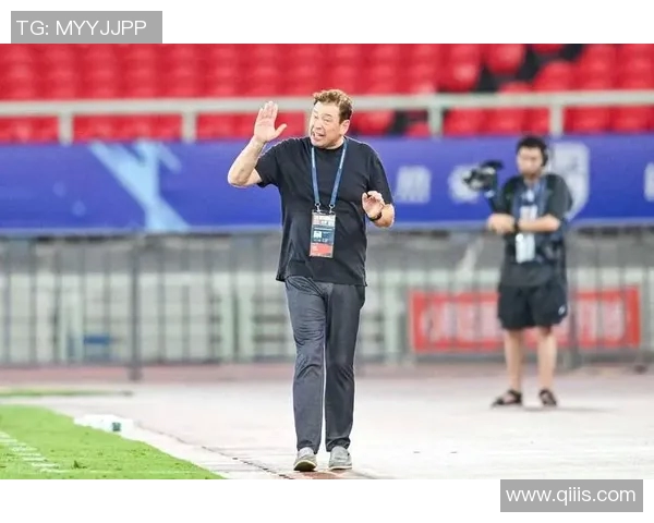 足球球星训练场怒火中烧 激烈冲突引发场面失控球迷热议