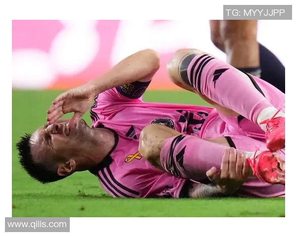 球星因伤痛苦倒地哀嚎 足球场上瞬间陷入悲痛气氛